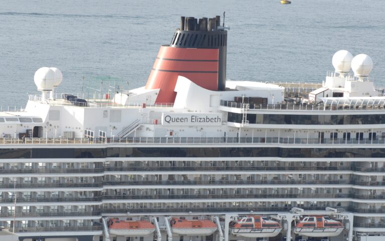 クイーン・エリザベス(3代)（長崎港 松が枝国際観光船ふ頭）