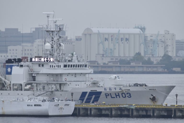 PLH-03 おおすみ（横浜港 新港ふ頭）の写真