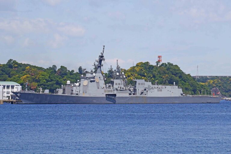 DDG-179 まや（横須賀港で撮影）