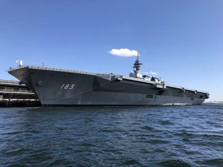 DDH-183 いずも（横浜港 大さん橋埠頭）の写真