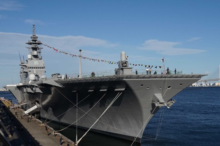 DDH-183 いずも（横浜港 大さん橋埠頭）の写真