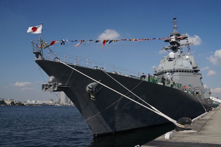 DD-120 しらぬい（横浜港 山下埠頭）の写真