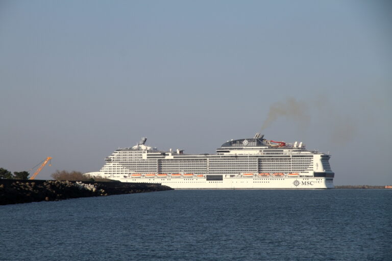 MSCベリッシマ（金沢港で撮影）