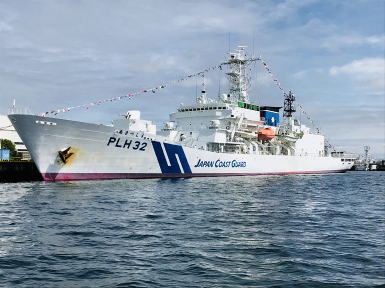PLH-32 あきつしま（横浜港 新港ふ頭）の写真