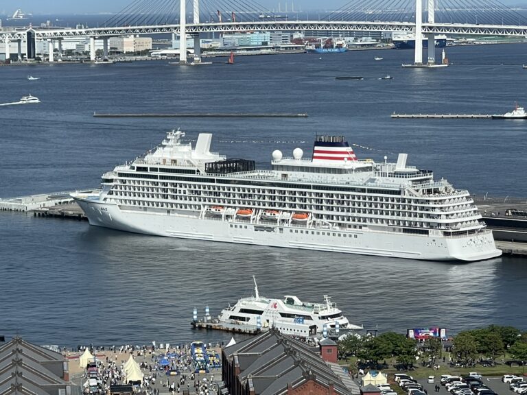 飛鳥III（横浜港 大さん橋埠頭で撮影）