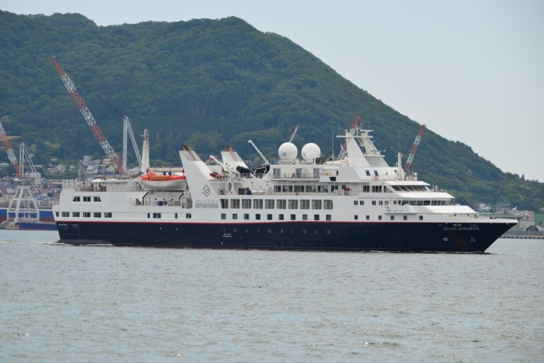 シルバー・エクスプローラー（函館港）