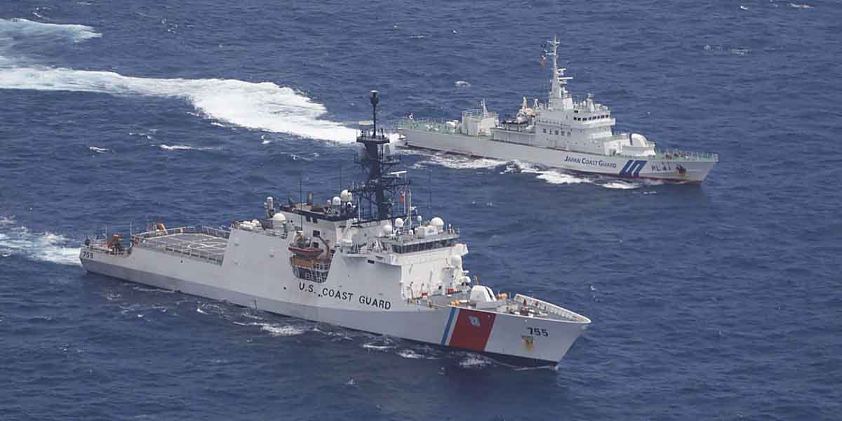 米沿岸警備隊「マンロー」と海保「あそ」、東シナ海で共同訓練