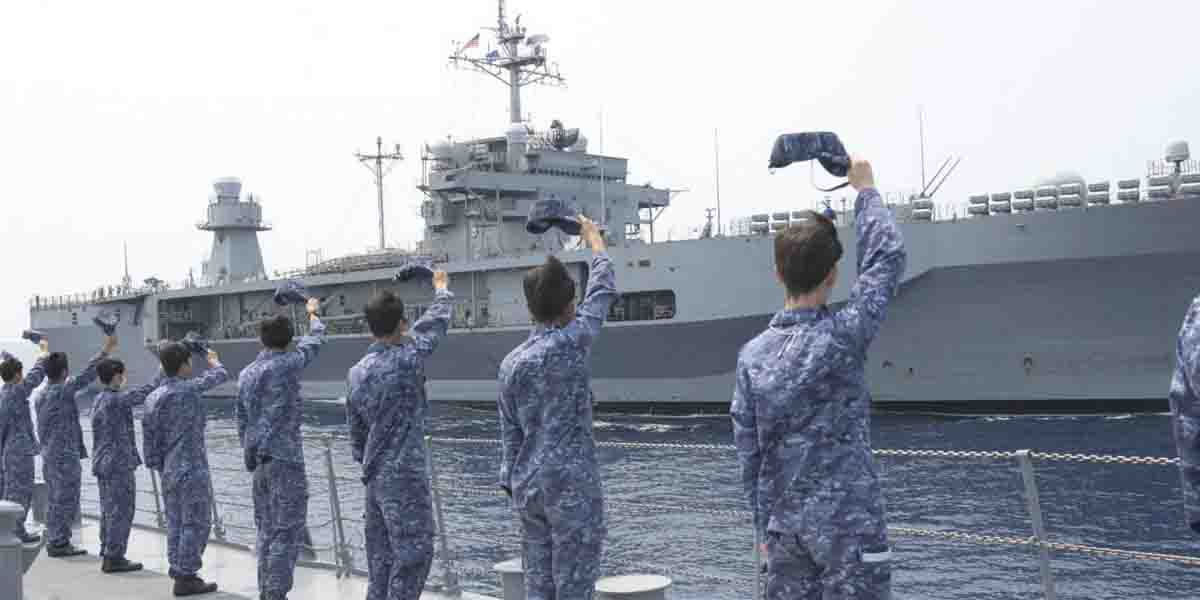 護衛艦あさひ、南シナ海で米揚陸指揮艦「ブルー・リッジ」と共同訓練を実施