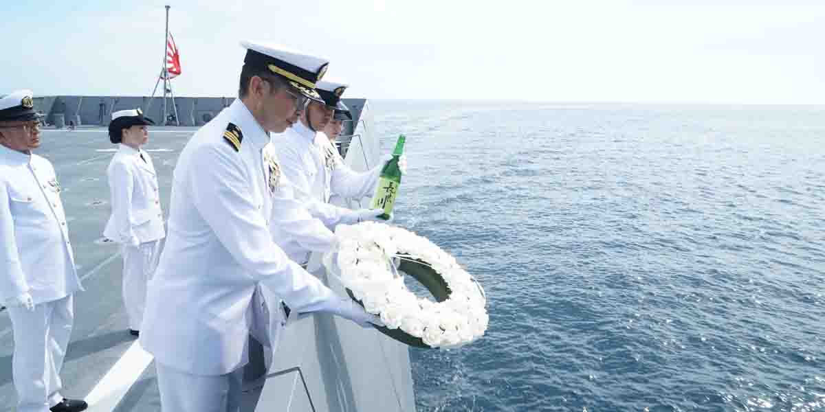 新護衛艦「ながら」、就役初日に天草沖で旧日本海軍の軽巡洋艦「長良」の洋上追悼式を実施