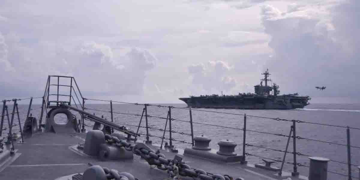 護衛艦ゆうだち、南シナ海で米空母「ジョージ・ワシントン」など米艦4隻と共同訓練を実施