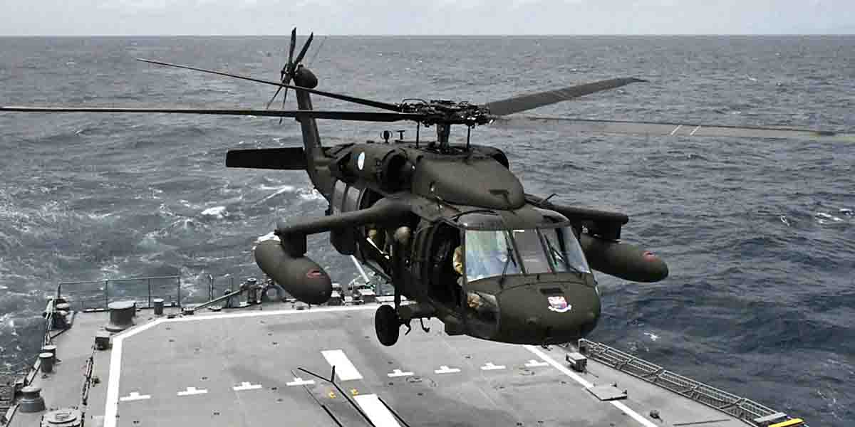 護衛艦「いかづち」に米陸軍UH-60Lが発着艦　伊豆大島東方海域で日米共同訓練