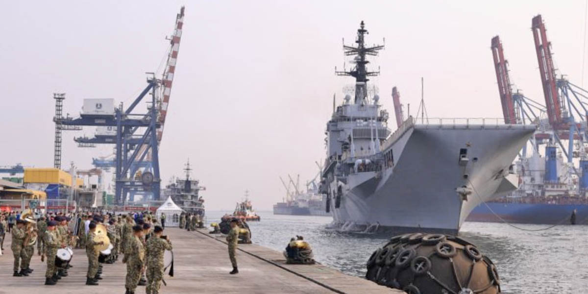 旧イタリア海軍空母「ジュゼッペ・ガリバルディ」、ジャカルタに到着　インドネシア海軍初の空母として「KRIスリウィジャヤ」に改称へ
