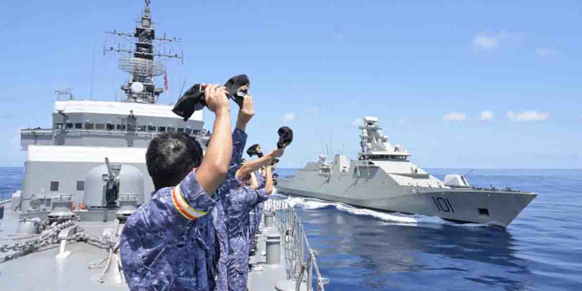 練習艦「かしま」、「やまぎり」、メキシコ・マンサニージョ沖でメキシコ海軍フリゲート「ベニート・フアレス」と親善訓練