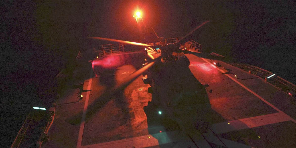 護衛艦「むらさめ」に米海軍MH-60Rが発着艦　関東南方で日米共同訓練　9月29日